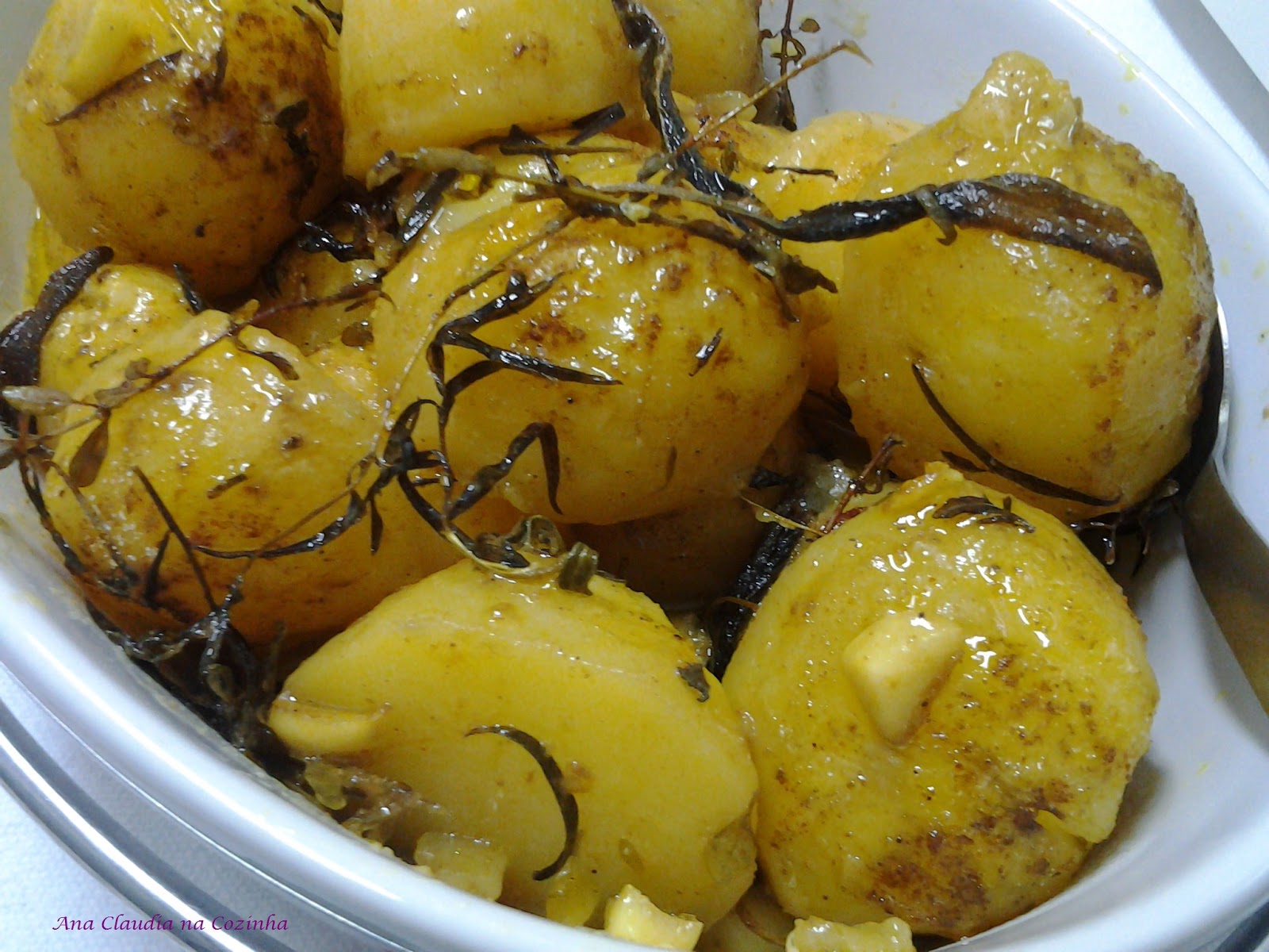 Batatas assadas com ervas e curry