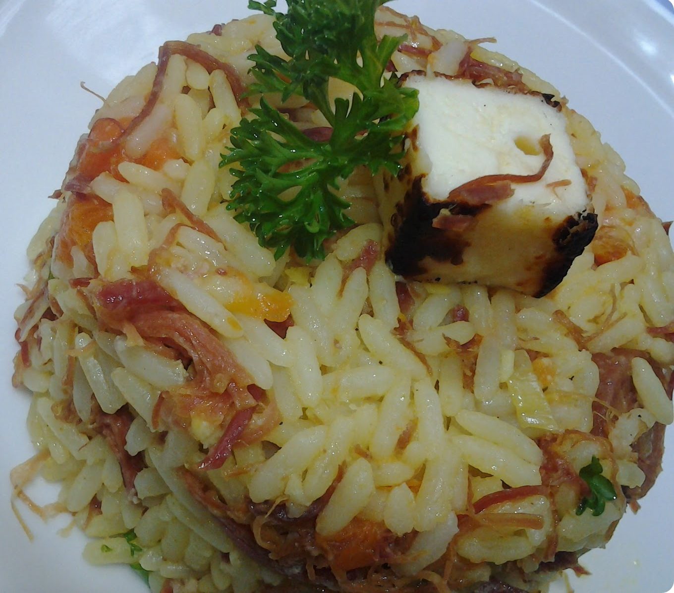 arroz colorido com carne seca, abóbora e queijo coalho