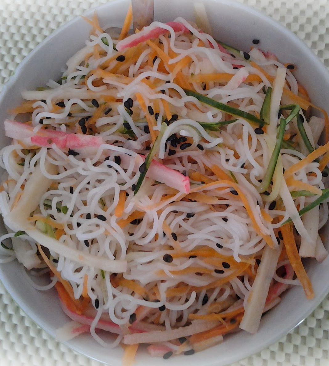 salada de bifum - macarrão de arroz