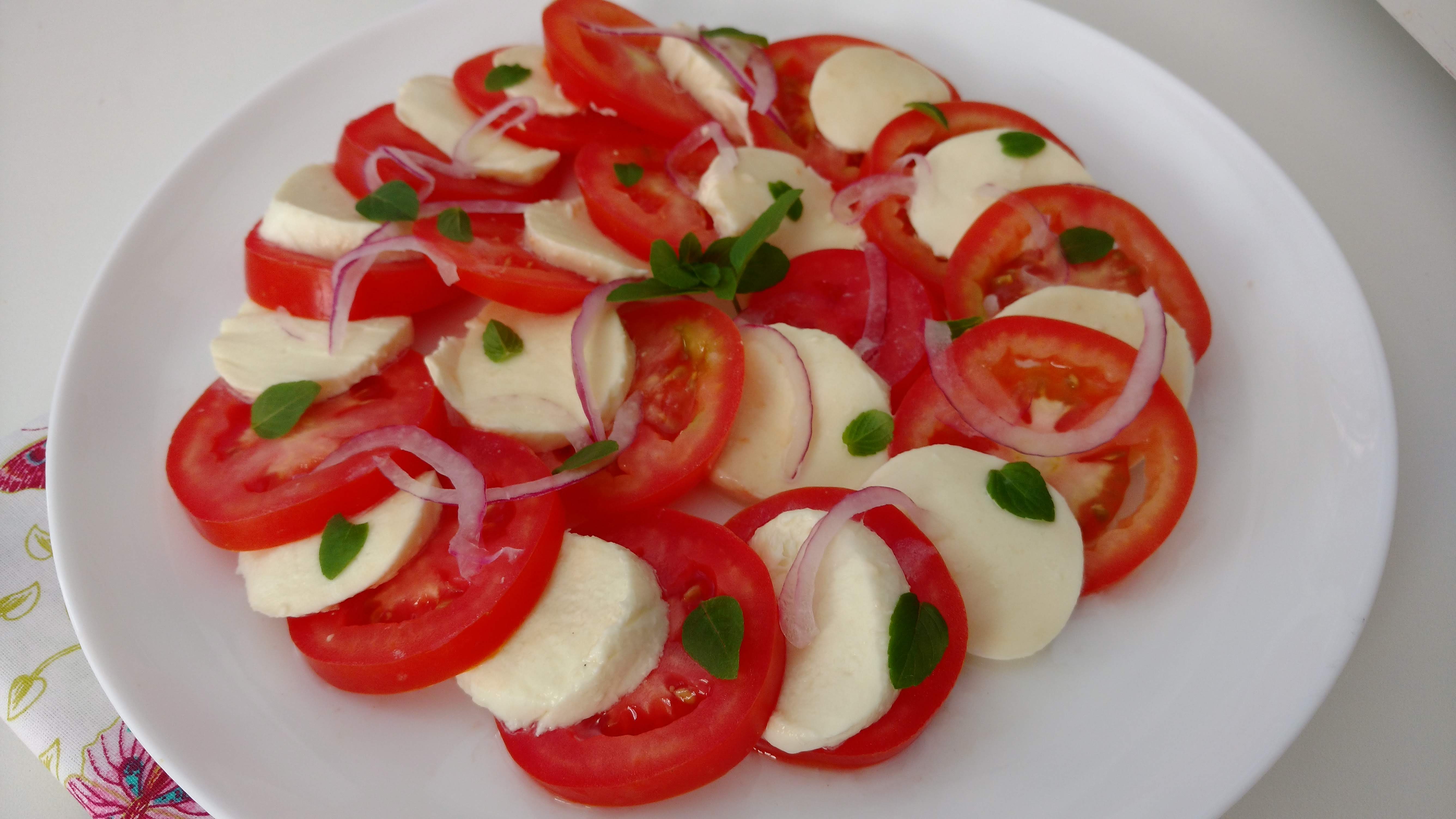Salada de tomate com muçarela fresca