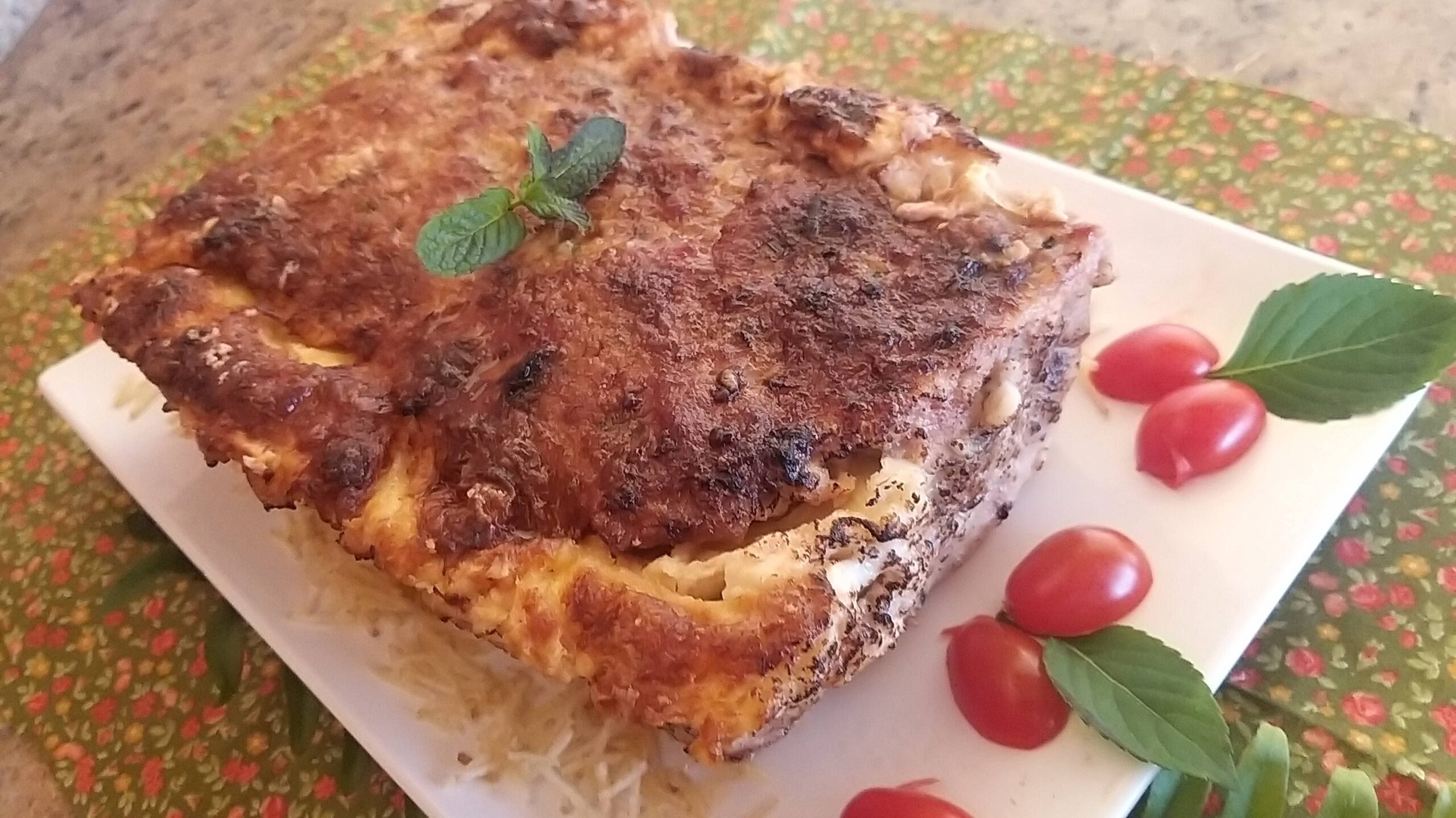bolo de linguiça recheado com queijo, ovo, tomatinho e azeitona