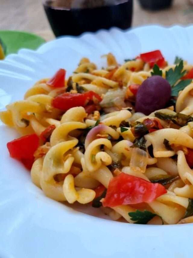 Macarrão com escarola, tomate e bacon