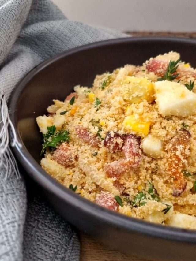 Farofa de cebola, bacon e ovo cozido